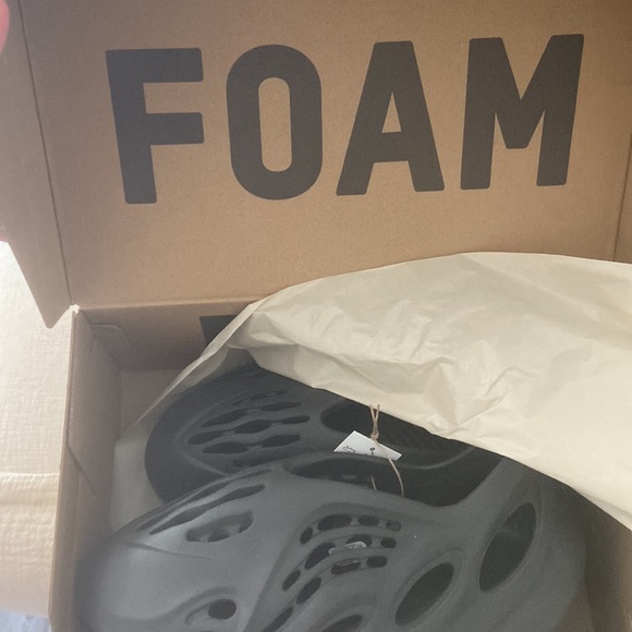 Brand new never worn in a box, they say to size up but they’re true to size -10 - Picture 3 of 5